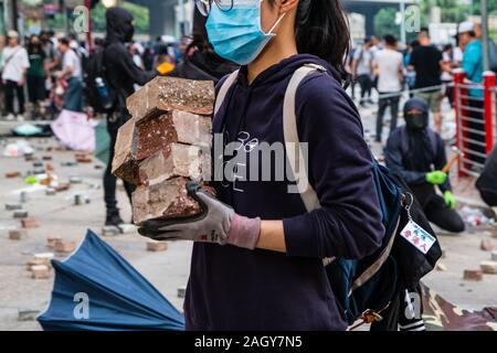 HongKong - November, 2019: Demonstranten blockieren Straße mit Ziegelsteinen während der 2019 HongKong Proteste, Demonstrationen in Hongkong Stockfoto