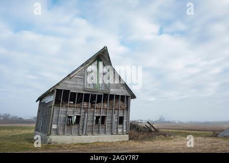 Eine alte unfertigen hölzernen Scheune sitzt in einem Feld im Norden von Indiana. Stockfoto