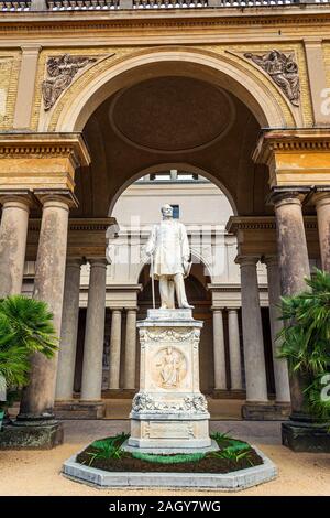 Berlin, Deutschland - 17. August 2019: Statue des Königs von Preußen Friedrich Wilhelm IV. an der Orangerie im Park Sanssouci Stockfoto