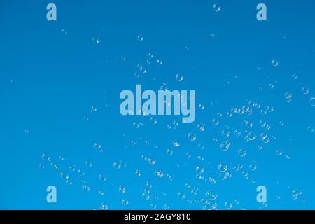 Seifenblasen fliegen am klaren, blauen Himmel Hintergrund, Bubble float Konzept Stockfoto
