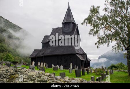 Urnes Stabkirche ist ein aus dem 12. Jahrhundert Stabkirche in Urnes, entlang des Lustrafjorden in der Gemeinde Glanz in Sogn und Fjordane County, Norwegen. Stockfoto