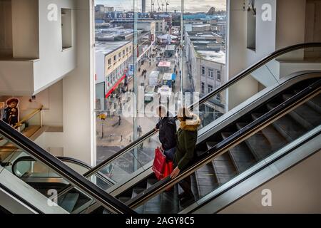 Ungewöhnlicher Blick durch das Fenster aus dem 3. Stock des Kaufhauses von Bristol Weihnachtsmarkt und Stände in Bristol, Avon, Großbritannien am 21. Dezember 2019 Stockfoto