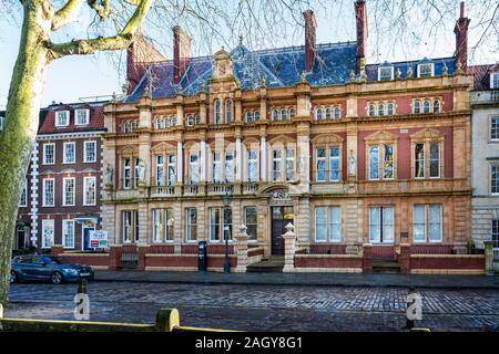 Kunstvolle Architektur von Queen Square House in Queen Square, Bristol, Avon, Großbritannien am 21. Dezember 2019 Stockfoto
