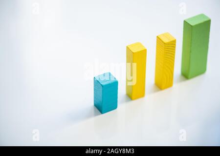 Bunte Diagramm aus blauen, gelben und grünen, flachen Holz- Ziegel Stockfoto