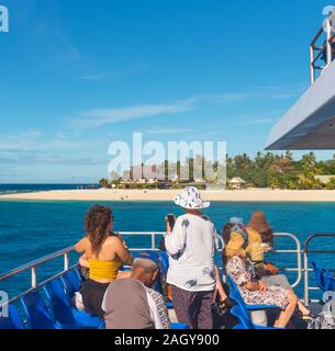Gruppe von Menschen in einem Boot auf einem Ausflug, Fidschi. Kopieren Sie Platz für Text Stockfoto
