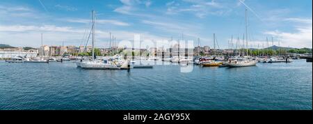 Villagarcia de Arosa, Pontevedra, Spanien; 5. Mai 2019: Panoramablick auf Vilagarcia de Arousa Hafen mit vielen Yachten Stockfoto