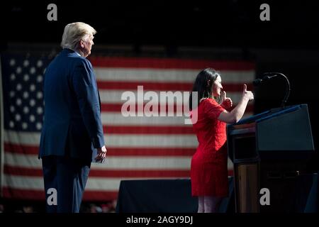 Us-Präsident Donald Trump Uhren als Binghamton University student Lacey Kecheter Daumen gibt während ihrer Ansprache am Wendepunkt USA 5. jährliche Student Aktion Gipfel im Palm Beach County Convention Center Dezember 21, 2019 in West Palm Beach, Florida. Trump sammelten die Jungen konservativen Fraktion mit wilden Forderungen an Windenergieanlagen und Angriffe auf seine Gegner. Stockfoto