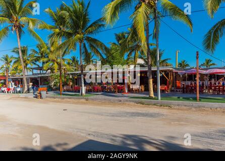 GALAPAGOS INSEL, ISLA ISABELA - Juli 2, 2019: Outdoor Cafe, Blick auf die Straße. Kopieren Sie Platz für Text Stockfoto