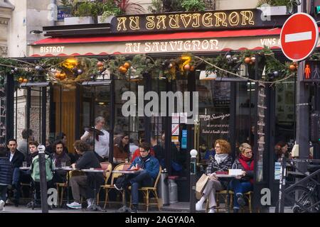 Paris Au Sauvignon-Gönner genießen Sie am Nachmittag Getränke im Au Sauvignon Cafe an einem Wintertag in Paris, Frankreich, Europa. Stockfoto