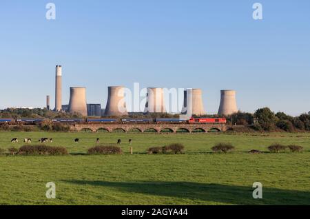 DB Cargo Class 60 Lokomotive 60063, Long Eaton mit Ratcliffe power station hinter schleppen eine Lindsey Kingsbury öl Zug. Stockfoto