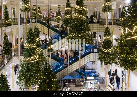 Paris Weihnachten Le Bon Marche-Interieur von Le Bon Marche Department Store in Paris, Frankreich, Europa. Stockfoto