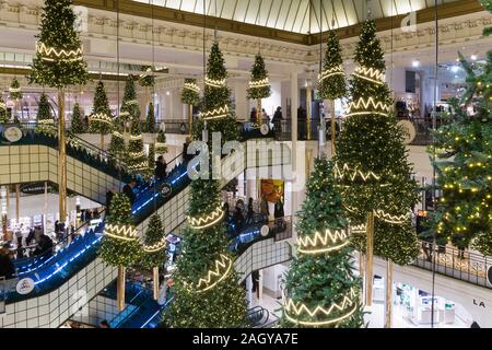 Paris Weihnachten Le Bon Marche-Interieur von Le Bon Marche Department Store in Paris, Frankreich, Europa. Stockfoto