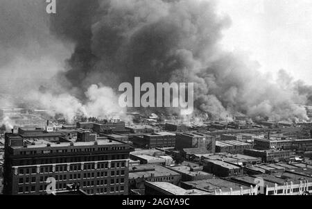 Zerstörung von 1921 Tulsa Race Riot. Die Tulsa race Riot (auch die Tulsa Massaker genannt, Greenwood Massaker, oder der Black Wall Street Massacre) von 1921 fand am 31. Mai und 1. Juni 1921, als Mobs der weiße Bewohner angegriffen schwarzen Bewohner und Unternehmen der Greenwood Bezirk in Tulsa, Oklahoma. USA Stockfoto