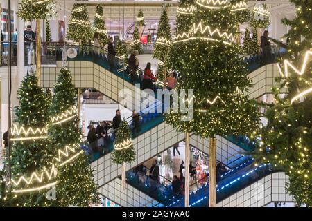Paris Weihnachten Le Bon Marche-Interieur von Le Bon Marche Department Store in Paris, Frankreich, Europa. Stockfoto
