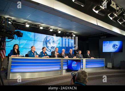 Die NASA und Boeing Beamten während einer Pressekonferenz im Anschluss an die Veröffentlichung von Boeing Starliner Sonde an Bord eines United Launch Alliance Atlas V Rakete im Kennedy Space Center Dezember 20, 2019 in Cape Canaveral, Florida. Sitzend von links nach rechts sind: NASA Assoc. Adm für Kommunikation Bettina Inclan, NASA-Astronauten Michael Fincke und Nicole Mann, NASA-Administrator Jim Bridenstine, Tory Bruno, Geschäftsführer von United Launch Alliance, Jim Chilton, Senior Vice President von Boeing Space und Starten Division, Steve Stich, stellvertretender Leiter der NASA Commercial Crew Programm, und die NASA ISS-Programm Manager Ki Stockfoto