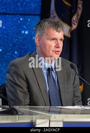 Steve Stich, stellvertretender Leiter der NASA Commercial Crew Programm, während einer Pressekonferenz im Anschluss an die Veröffentlichung von Boeing Starliner Sonde an Bord eines United Launch Alliance Atlas V Rakete im Kennedy Space Center Dezember 20, 2019 in Cape Canaveral, Florida. Die erste Mission war eine makellose liftoff aber wenn in einer ungeplanten Orbit nicht die International Space Station zu erreichen. Stockfoto