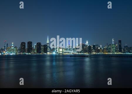 Langzeitbelichtung von New York City Manhattan Midtown Skyline bei Nacht vom Sender Park gesehen Stockfoto