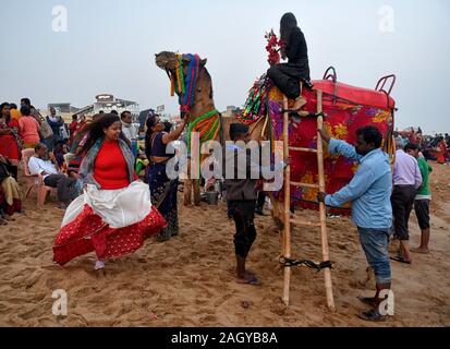 Puri, Indien. 22 Dez, 2019. Ein Kamel Trader steht mit seinem Kamel am Meer von Puri Strand für eine Tour fahren. Puri Meer Strand im Zustand Odisha und ist einer der besten touristischen Attraktion in Indien aufgestellt. Credit: Avishek Das/SOPA Images/ZUMA Draht/Alamy leben Nachrichten Stockfoto