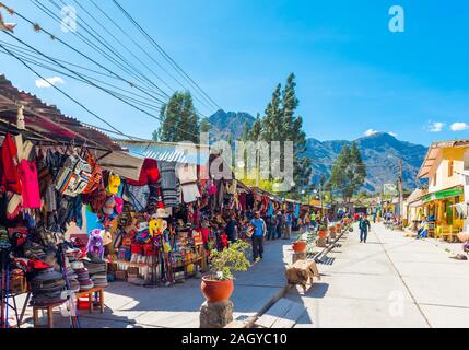 Cusco, Peru - Juni 26, 2019: Lokaler Markt auf einer Straße der Stadt Stockfoto