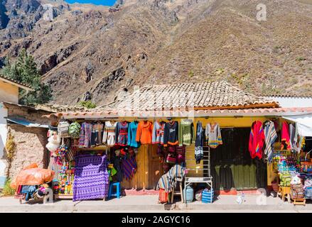 Cusco, Peru - Juni 26, 2019: Bunte Waren zum Verkauf in Souvenir shop Stockfoto