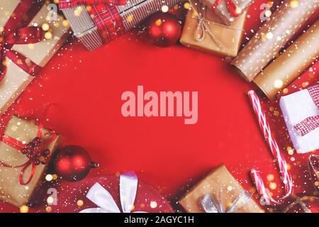 Schöne Weihnachten Geschenkboxen und festliche Zubehör auf rotem Hintergrund mit kopieren. Konzept der Vorbereitung für den Urlaub. Stockfoto