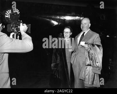 Regisseur Alfred Hitchcock und seine Frau Alma Reville HITCHCOCK im Mai 1955 gefilmt von Italienischen Wochenschau Kameramann für Mondo Libero verlassen der Flughafen Rom Ciampino auf KLM Flug nach Kairo für Filmaufnahmen für den Mann, der zu viel wusste 1956 freigegeben Stockfoto