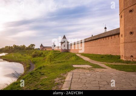 Stadtmauer mit Türmen von Euthymius Kloster am Ufer des Flusses Kamenka auf Sommerabend. Suzdal, Goldener Ring Russlands Stockfoto