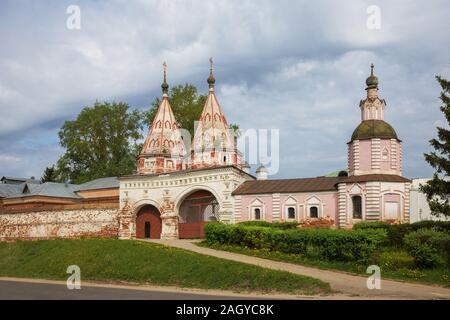 Zwei gewölbte Heiligen Pforten der Rizopolozhensky Kloster in Susdal. Rizopolozhensky Kloster ist eines der ältesten Klöster in der Stadt Susdal, Golden Ring Stockfoto