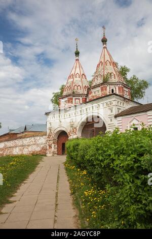 Zwei gewölbte Heiligen Pforten der Rizopolozhensky Kloster in Susdal. Rizopolozhensky Kloster ist eines der ältesten Klöster in der Stadt. Suzdal, Golden Ring o Stockfoto