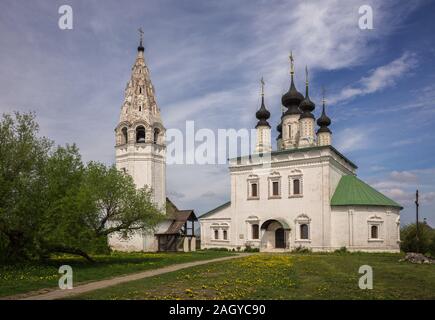 Kirche der Himmelfahrt und Glockenturm in Alexander Kloster in Susdal. Architektur der alten russischen Kloster St. Alexander. Suzdal, Golden Ring o Stockfoto