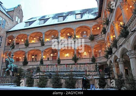 Stuttgart, Deutschland - 19. Dezember 2010: Alte Burg, Innenhof mit geschmückten Arkaden während Weihnachten und die Reiterstatue von Eberhard in Th Stockfoto