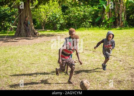 Insel Tanna, VANUATU - Juli 21, 2019: Kinder im Dorf Yakel spielen Fußball Stockfoto