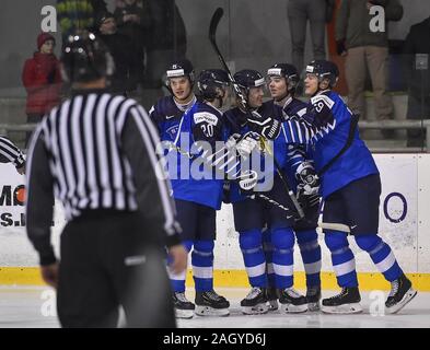 Brünn, Tschechien. 21 Dez, 2019. Finnische Spieler feiern das dritte Ziel in einem Vorrundenspiel Deutschland Finnland vor der 2020 IIHF World Junior Eishockey-WM in Brünn, Tschechische Republik, am Samstag, 21. Dezember 2019 vs. Credit: Lubos Pavlicek/CTK Photo/Alamy leben Nachrichten Stockfoto