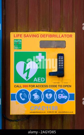 Lebensrettender Defibrillator Ausrüstung auf Wand, rawcliffe Village Hall Lancashire England Großbritannien positioniert. Stockfoto