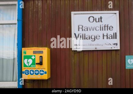 Lebensrettender Defibrillator Ausrüstung auf Wand, rawcliffe Village Hall Lancashire England Großbritannien positioniert. Stockfoto