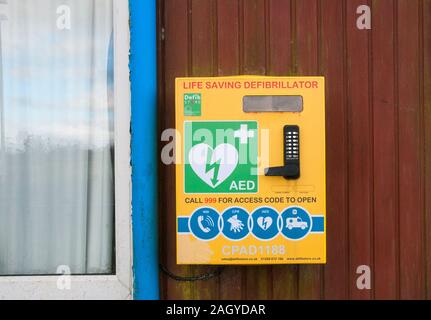 Lebensrettender Defibrillator Ausrüstung auf Wand, rawcliffe Village Hall Lancashire England Großbritannien positioniert. Stockfoto