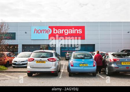 Käufer Autos auf den Parkplatz zu Hause Schnäppchen Store geparkt. Stockfoto