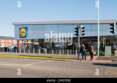 Neu gebaute Lidl in Blackpool verkaufen Kosten cuttring Elemente wie Getränke, Essen etc. einkaufen Paar an Puffin Kreuzung wailting Straße zu überqueren. Stockfoto