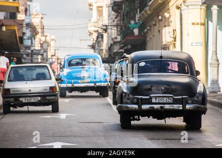 Klassische Oldtimer, Classic, Autos aus den 50er Jahren, Fahren auf der Straße; in der Altstadt von der Stadt Havanna, Kuba Stockfoto