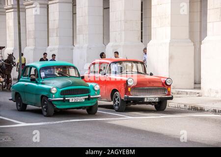 Eine grüne und rote Paar Klassiker aus den 50er Jahren, in der Altstadt von der Stadt Havanna, Kuba Stockfoto