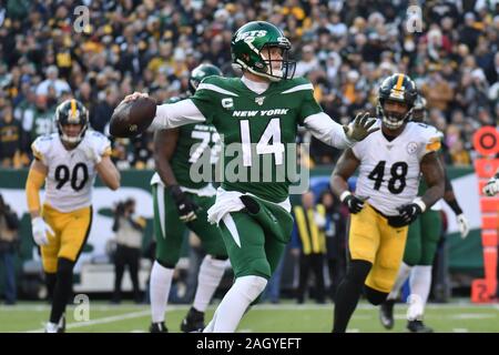 East Rutherford, New Jersey, USA. 22 Dez, 2019. Sam Darnold (14) der New York Jets auf der Flucht ein Spiel gegen die Pittsburgh Steelers an MetLife Stadium wirft am 22. Dezember 2019 in East Rutherford, New Jersey. Gregory Vasil/Cal Sport Media/Alamy leben Nachrichten Stockfoto