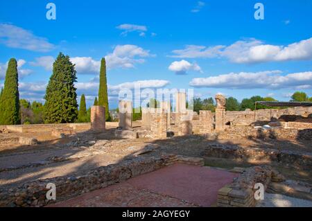 Alte Wände und Säulen zwischen Ihnen, sonnigen Herbst Tag ruiniert. Italica, Sevilla, Spanien Stockfoto