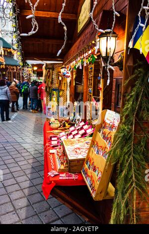 Bukarest Weihnachtsmarkt vor dem Palast des Parlaments, Lichter, Dekorationen, Glühwein, heiße Schokolade, Geschenke und Menschen wandern in die Ch Stockfoto