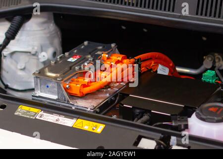 Unter der Haube eines Hybrid- oder Elektroautos. Detail der elektrischen Auto Motor. Stockfoto