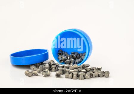 Luftgewehr Schüsse in einer blauen Box aus Kunststoff mit weißem Hintergrund Stockfoto