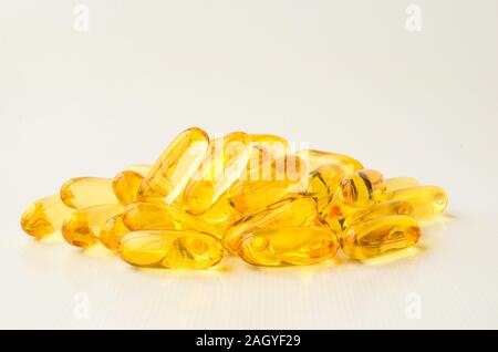 Lebertran Omega-3-Gel-Kapseln isoliert auf weißem Hintergrund Stockfoto