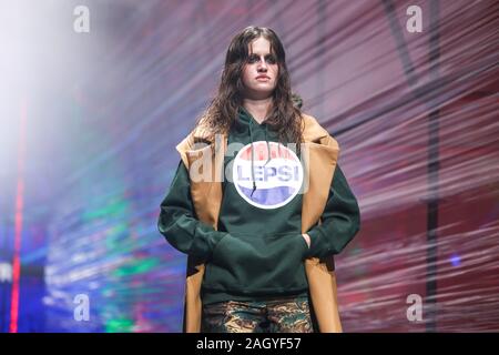 Zagreb, Kroatien - 26. Oktober 2019: ein Modell tragen Zwillinge Fashion Kollektion auf dem Laufsteg am Bipa Mode. hr fashion show in Zagreb, Kroatien. Stockfoto