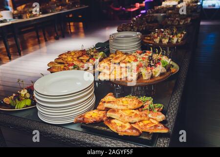 Verschiedene chinesische Gerichte. Chinesische Nudeln, Reis, Knödel, Pekingente, Dim Sum, Frühlingsrollen. Berühmte chinesische Gerichte auf den Tisch. Top vie Stockfoto