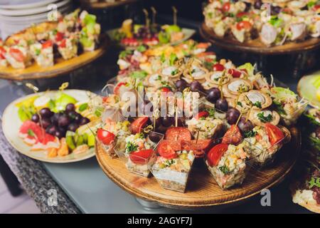 Verschiedene chinesische Gerichte. Chinesische Nudeln, Reis, Knödel, Pekingente, Dim Sum, Frühlingsrollen. Berühmte chinesische Gerichte auf den Tisch. Top vie Stockfoto