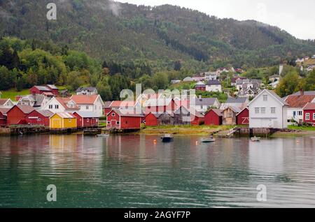Solvorn ist ein Dorf in der Gemeinde Glanz in Sogn und Fjordane County, Norwegen. Es ist ein idyllischer, Angeln und Bootfahren Ferienhäuser Stadt. Stockfoto